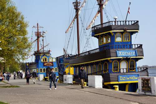 Piratenschiff im Hafen von Dziwnow