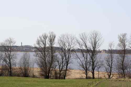 Blick über den Binnensee auf den Leuchtturm Niechorze