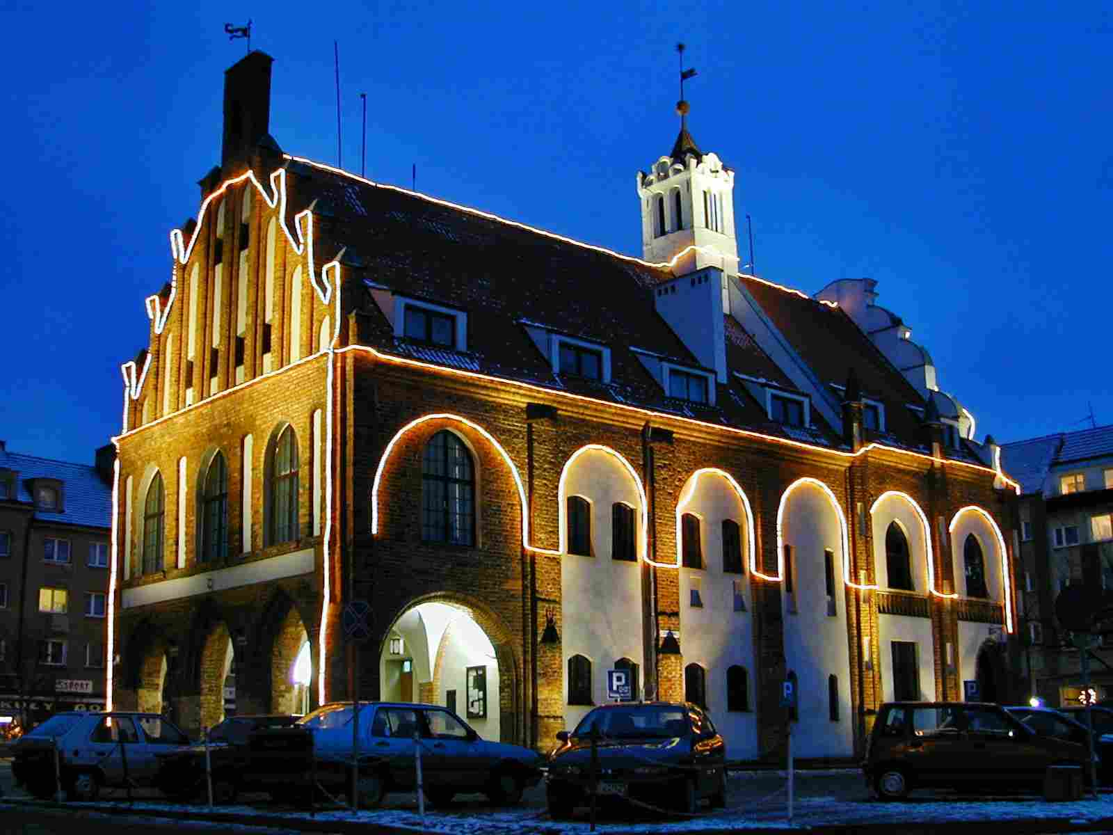 Rathaus Kamien Pomorski bei Nacht