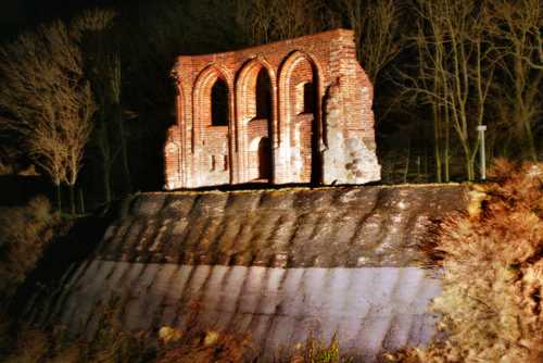 Kirchenruine Trczensac bei Dunkelheit